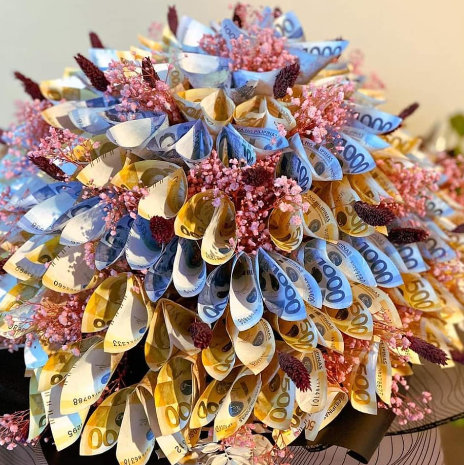 Money bouquet na nagkakahalaga ng Php100,000 umani ng maraming komento