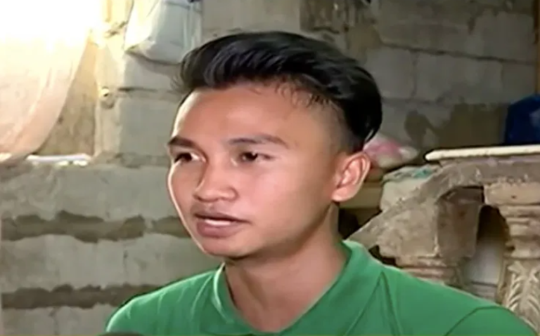 Isang estudyanteng nagtatrabaho bilang isang construction worker